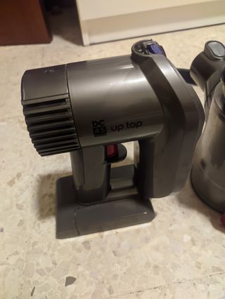 Aspiradora manual marca Dyson DC-45 con accesorios