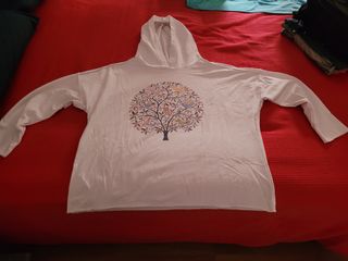 Sudadera blanca con capucha 