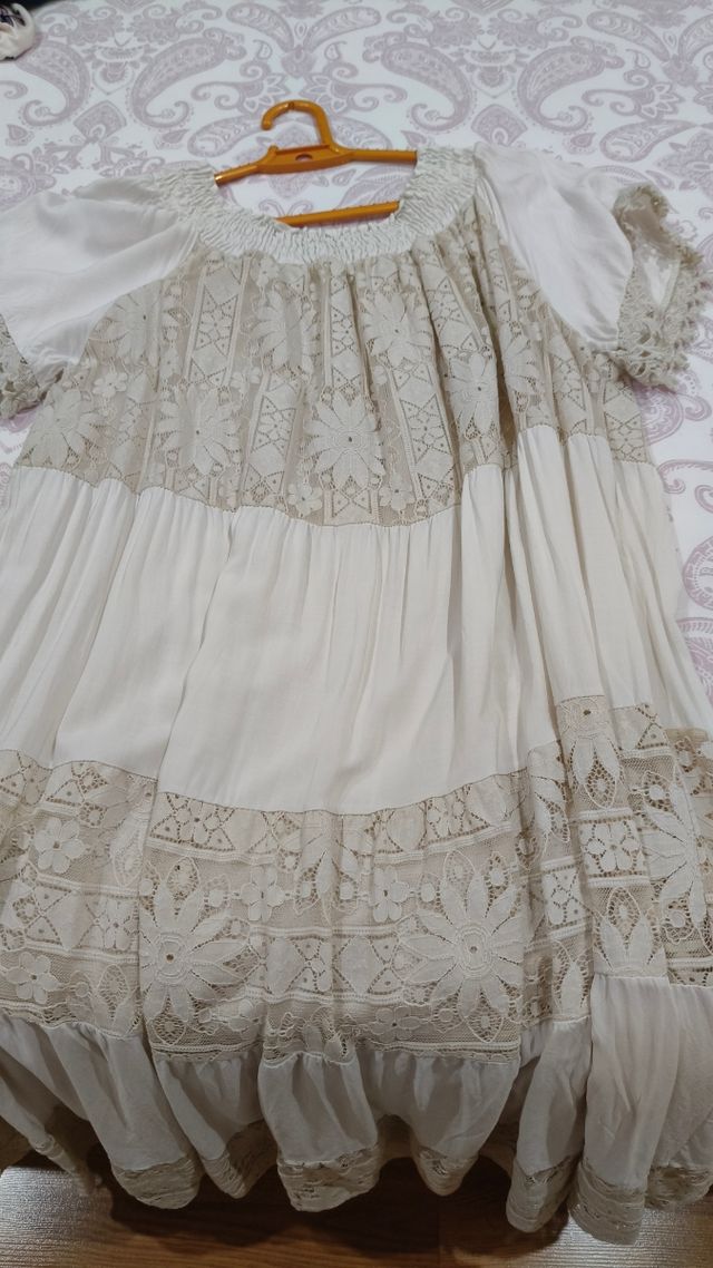 Vestido beige de encaje