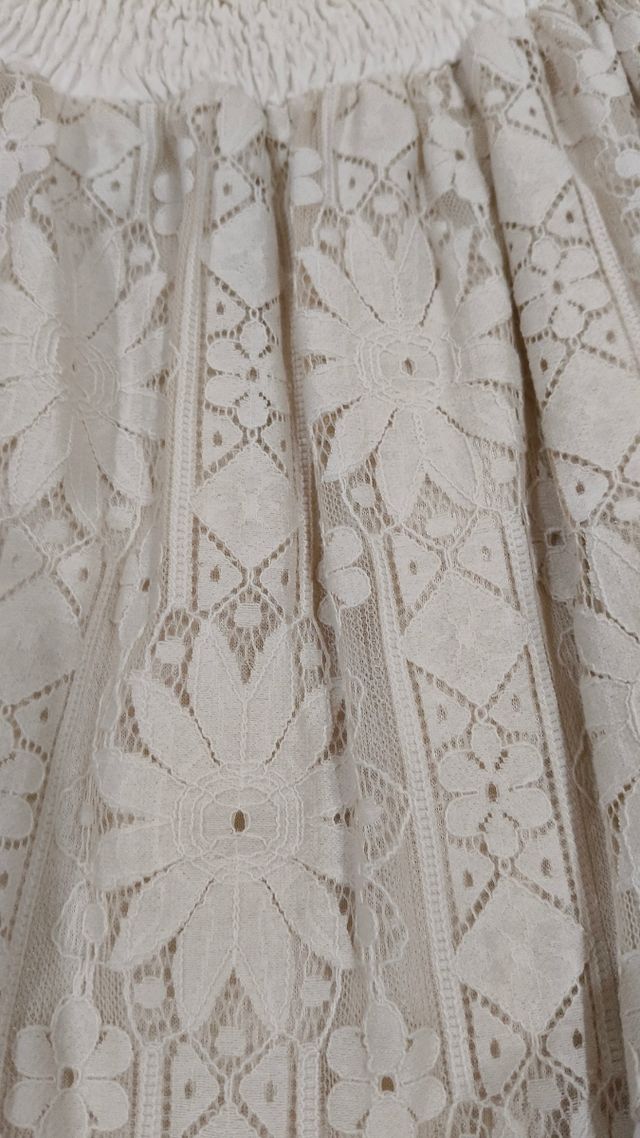 Vestido beige de encaje