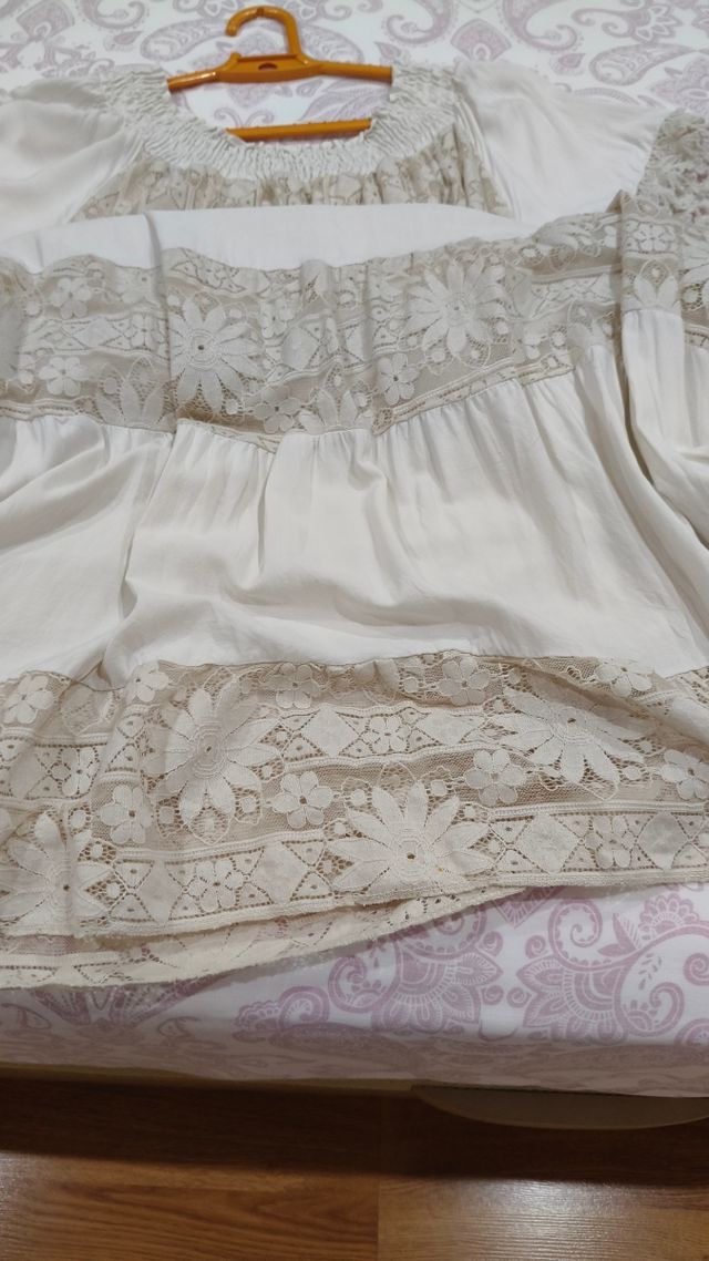 Vestido beige de encaje