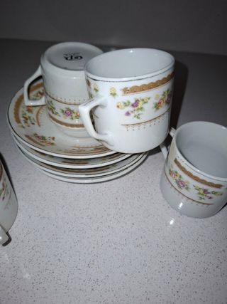 Juego de té - 4 tazas y platos