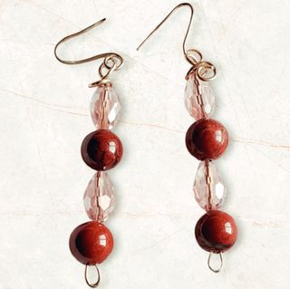 Pendientes largos rojos y rosas