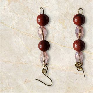 Pendientes largos rojos y rosas