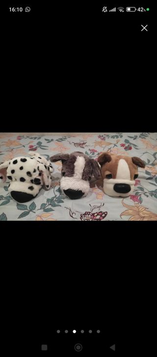 3 giocattoli di peluche a forma di testa di cane