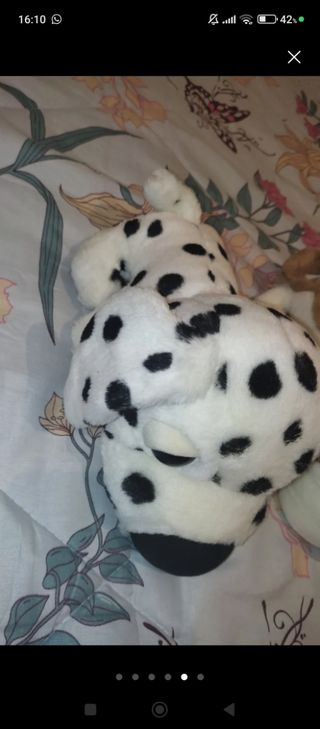 3 giocattoli di peluche a forma di testa di cane