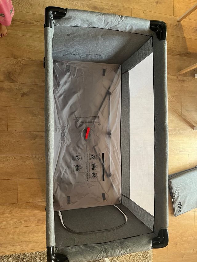 Lettino da viaggio Ding: portatile e grigio