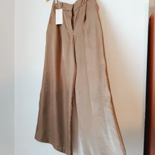 Pantalones anchos beige Zara