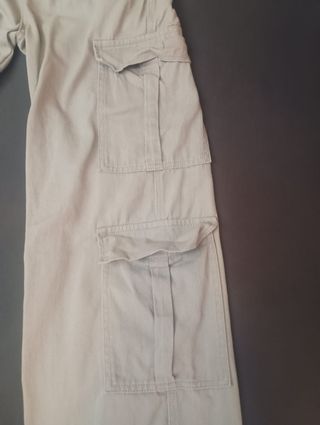 Pantalón cargo beige claro