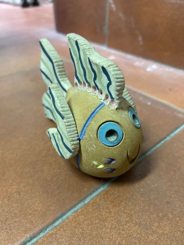 Pez cerámico decorativo