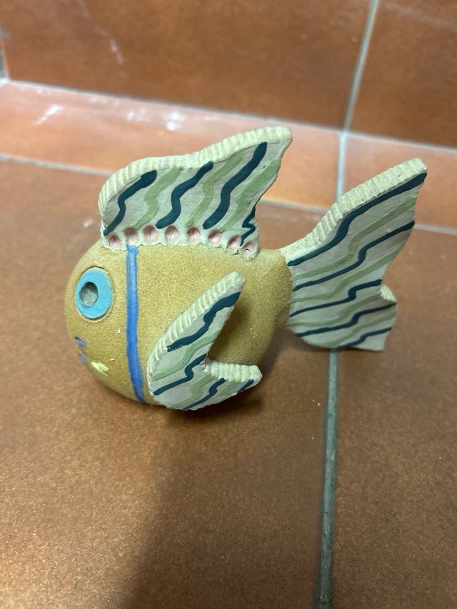 Pez cerámico decorativo