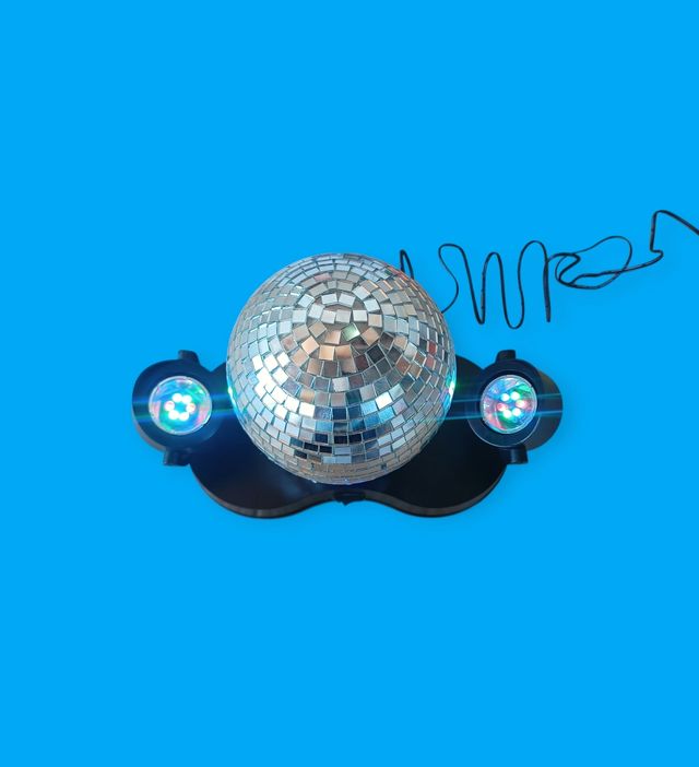 Esfera giratoria con espejos y leds.