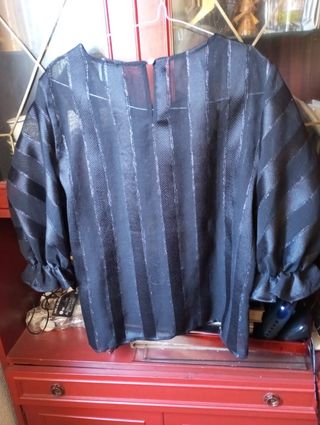 Blusa negra plata manga abullonada talla S