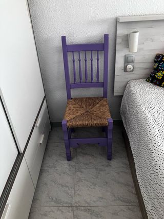 Silla de madera y mimbre morada