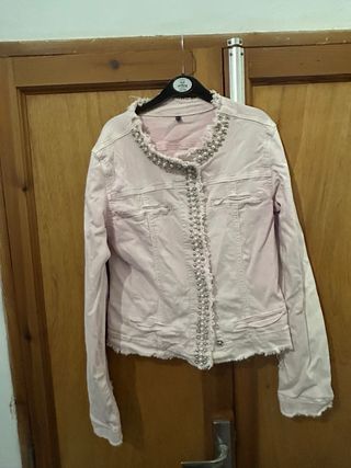 Chaqueta vaquera rosa con perlas