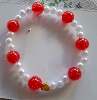 Pulseras rojas y doradas