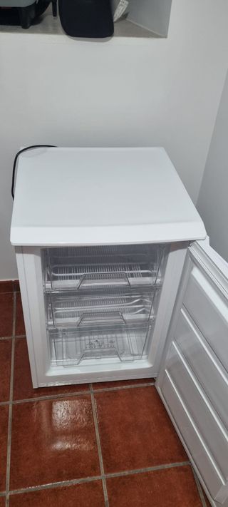 Congelador pequeño blanco