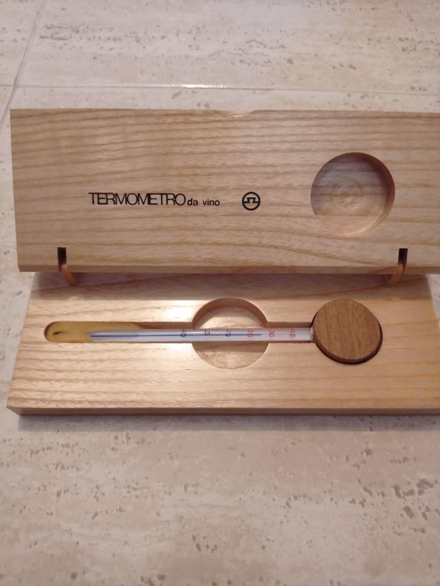 Termómetro de vino en caja de madera