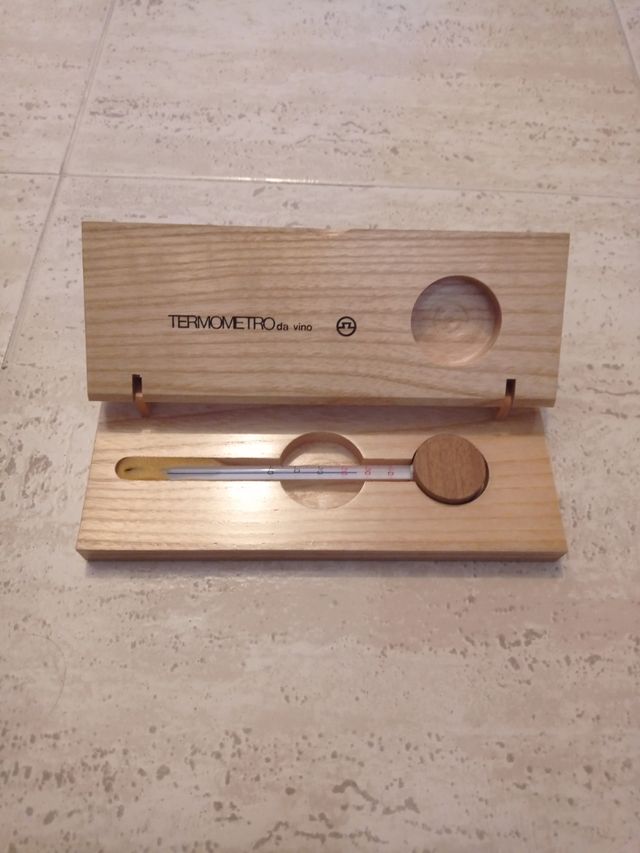Termómetro de vino en caja de madera