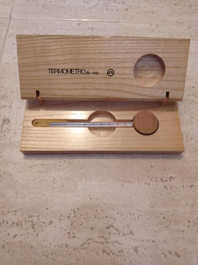 Termómetro de vino en caja de madera