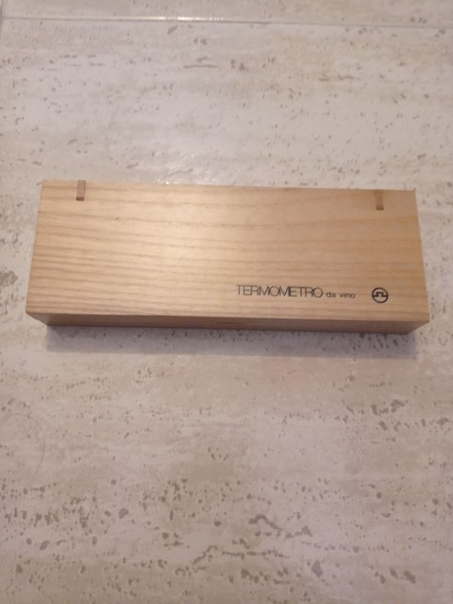 Termómetro de vino en caja de madera