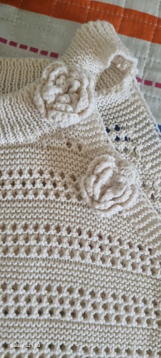 Top corto beige de ganchillo