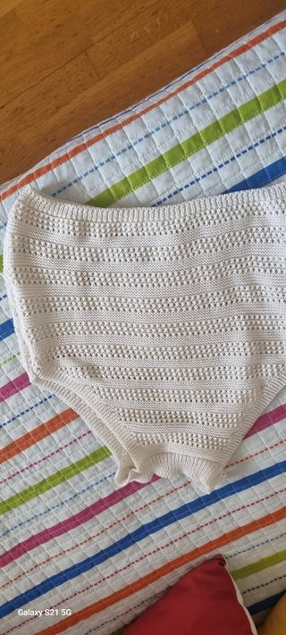 Top corto beige de ganchillo