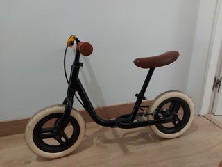 Bicicleta sin pedales negra