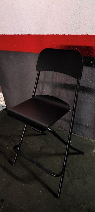 Taburete Ikea negro plegable