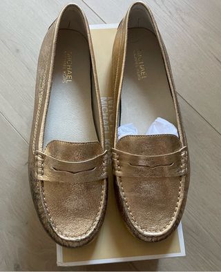 Zapatos Michael Kors dorados, talla 39