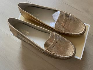 Zapatos Michael Kors dorados, talla 39