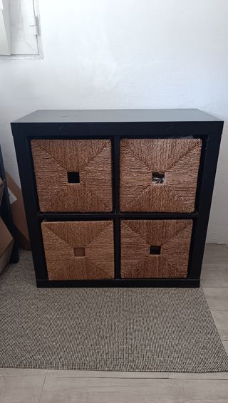 Estanteria Ikea Kallax con cestas de mimbre