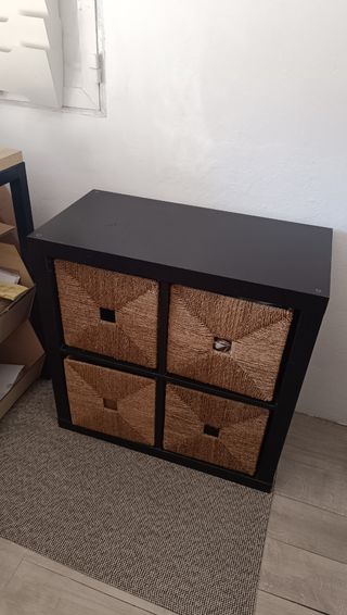 Estanteria Ikea Kallax con cestas de mimbre