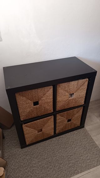 Estanteria Ikea Kallax con cestas de mimbre