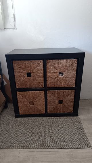 Estanteria Ikea Kallax con cestas de mimbre