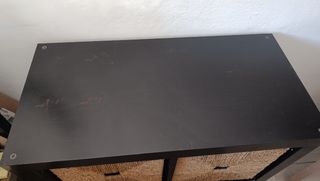 Estanteria Ikea Kallax con cestas de mimbre
