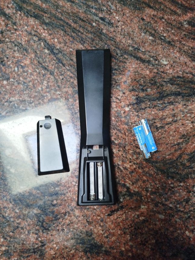 Mando JVC RM-C3331 se entrega con pilas.