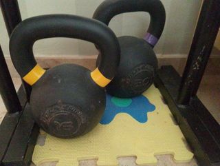 Kettlebell (2), uno del peso di 16 kg e l'altro del peso di 20 kg