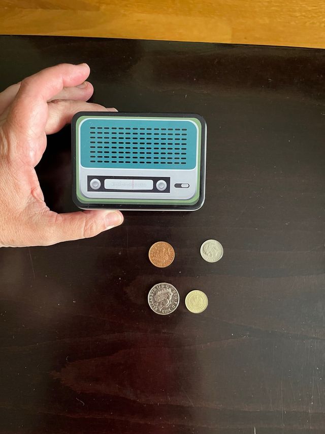 Caja metálica vintage + 4 monedas