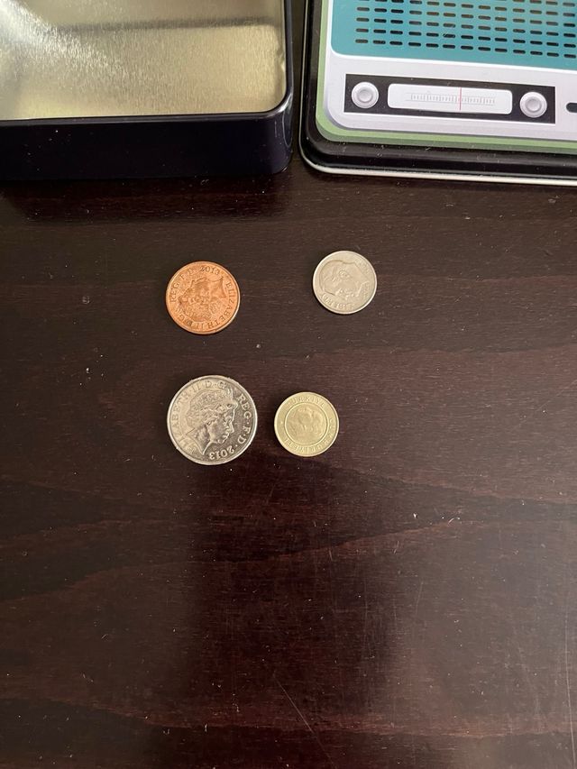 Caja metálica vintage + 4 monedas
