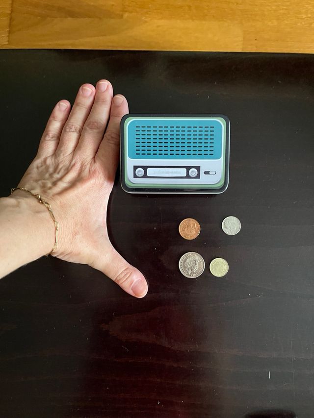 Caja metálica vintage + 4 monedas