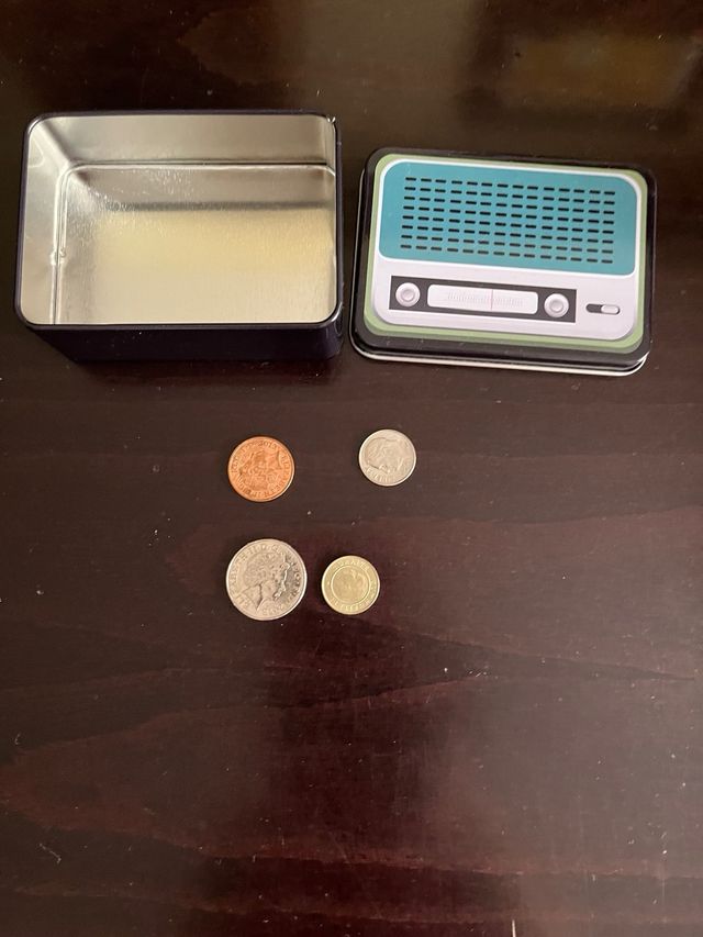 Caja metálica vintage + 4 monedas