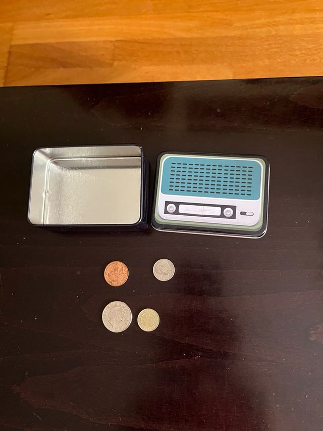 Caja metálica vintage + 4 monedas