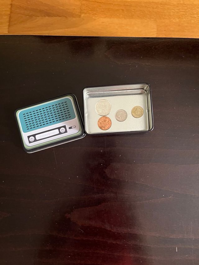 Caja metálica vintage + 4 monedas