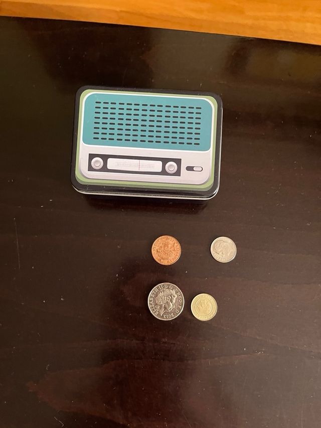 Caja metálica vintage + 4 monedas