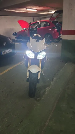 Triumph Street Triple 675 ABS A2 en pap