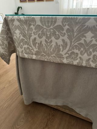 Mesa camilla con ropa, cristal y brasero.