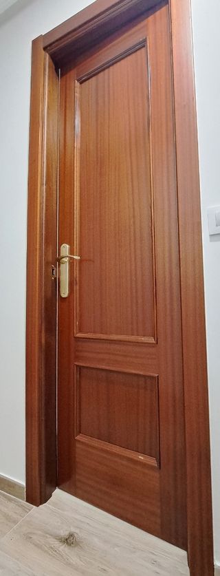 Puerta 61x 202 cm madera sapelly
