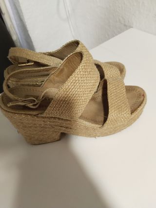 Sandalias cuña beige-dorado