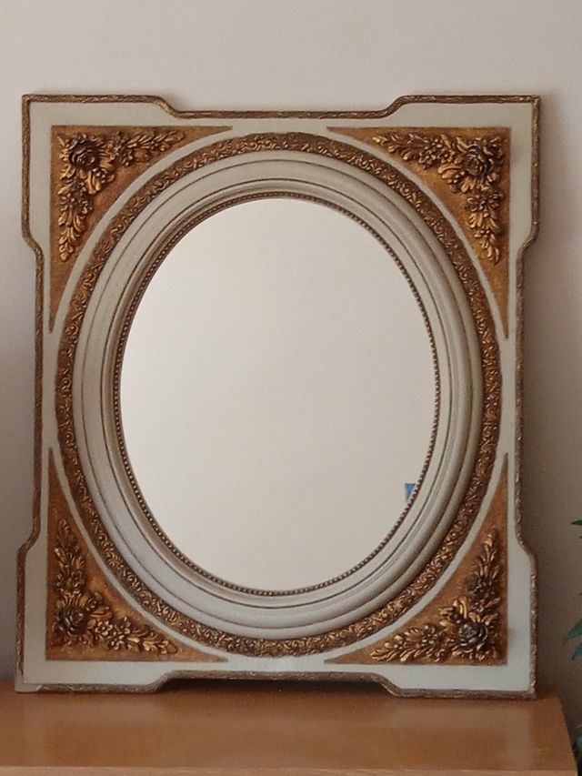 Espejo ovalado beige y dorado